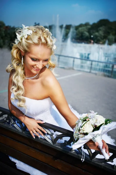 Noiva feliz com flor de og buquê — Fotografia de Stock