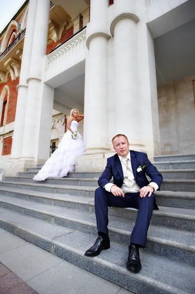 Novia y novio en los escalones del palacio —  Fotos de Stock