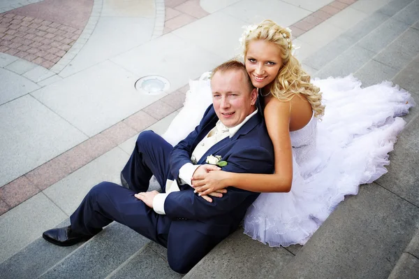 Bride and groom on steps of palace — Stock Photo, Image