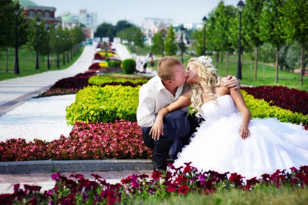 Happy bride and groom at wedding a walk in park — Stock Photo, Image