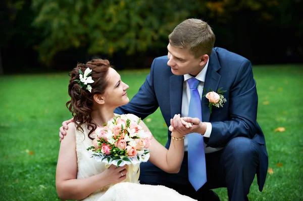 Noiva e noivo no passeio de casamento — Fotografia de Stock