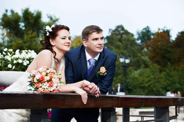 Happy bride and groom — Stock Photo, Image