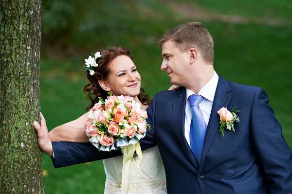 Noiva feliz e noivo — Fotografia de Stock