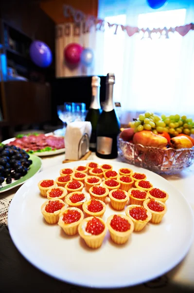 Häppchen mit Kaviar auf einer Hochzeitsfeier — Stockfoto