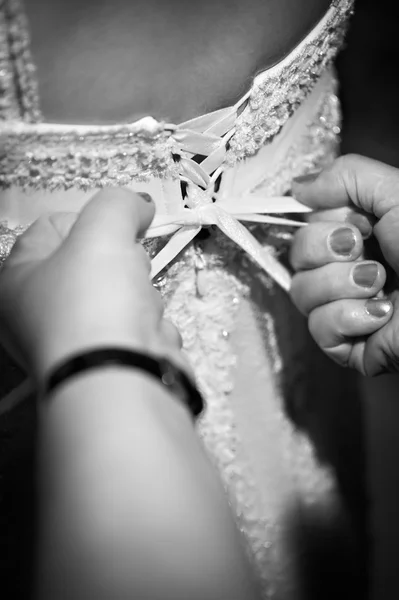 Attacher une mariée corset — Photo