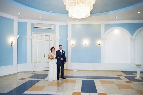 Groom with happy bride — Stock Photo, Image