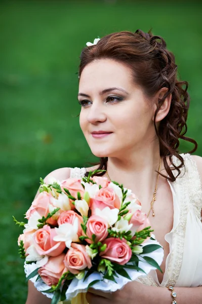 Retrato de uma bela noiva — Fotografia de Stock