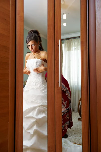 Lädt die Braut und verkleiden sich im Hochzeitskleid — Stockfoto