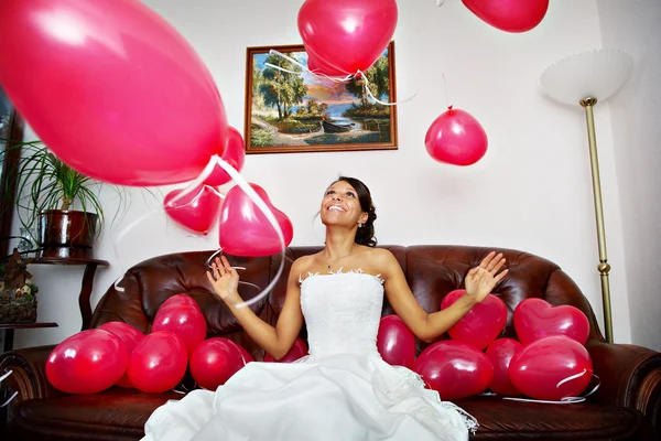 Heureuse mariée joue avec des boules rouges — Photo