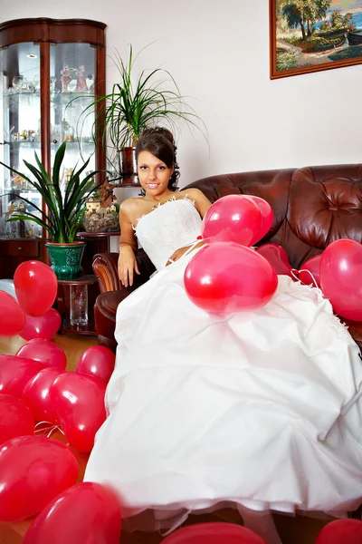 Noiva feliz com bolas vermelhas — Fotografia de Stock
