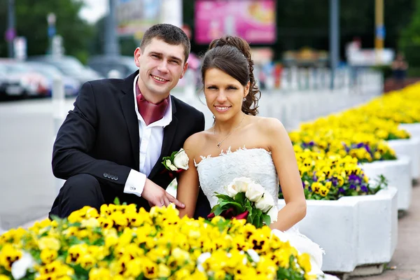 Glückliche Braut und Bräutigam beim Hochzeitsspaziergang — Stockfoto