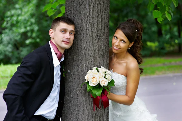 Счастливая невеста и жених в парке — стоковое фото