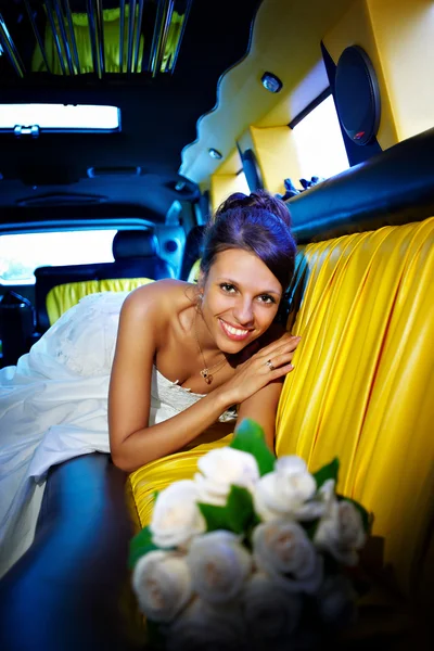 Mariée heureuse avec bouquet de mariage — Photo