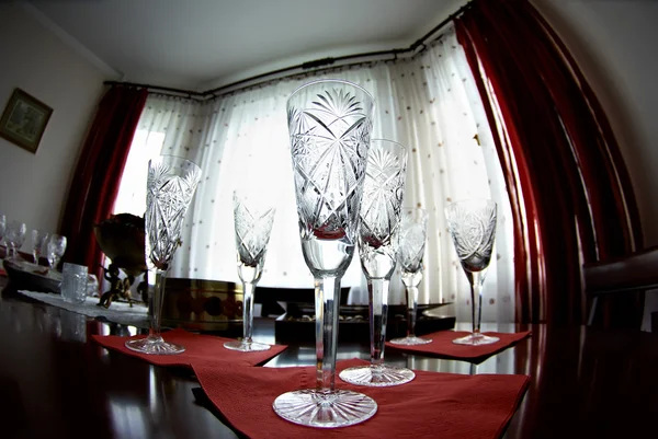 Wijn glazen op de rode servetten — Stockfoto