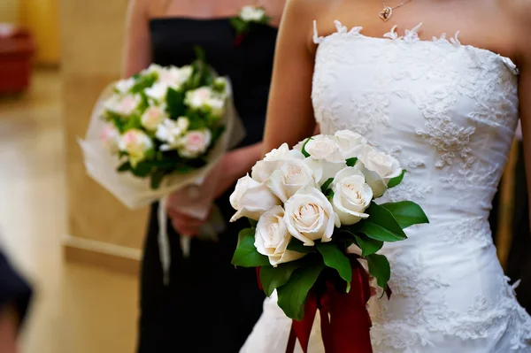 Buquê de casamento de flores na mão da noiva — Fotografia de Stock