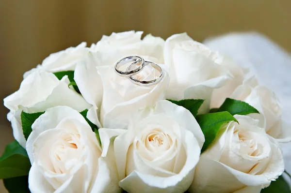 Fedi nuziali d'oro sul fiore rosa — Foto Stock