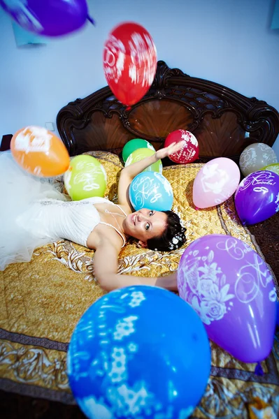 Glückliche Braut spielt mit festlichen Luftballons — Stockfoto