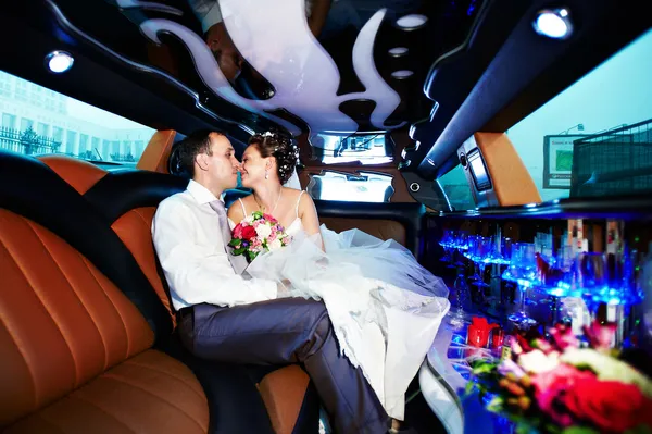 Noiva e noivo na limusina do casamento — Fotografia de Stock