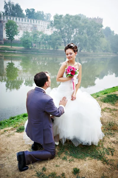 Groom on his knees before the bride — Stock Photo, Image