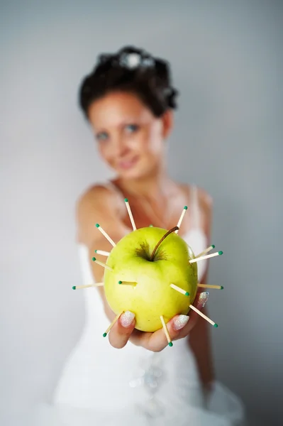 Noiva com uma maçã — Fotografia de Stock