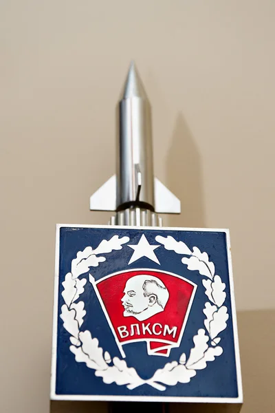Знак комсомольці організації і модель ракети — стокове фото