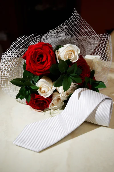 Corbata de hombre blanco y ramo de flores — Foto de Stock