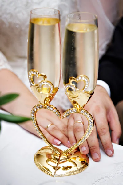 Gafas de boda y manos con anillos — Foto de Stock