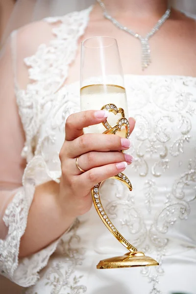 Hochzeitsglas Champagner in der Hand Braut — Stockfoto