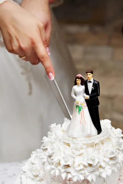Разрезание свадебного торта — стоковое фото