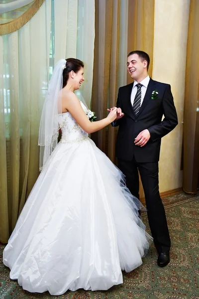 Funny bride wears the ring on his hand a happy groom — Stock Photo, Image