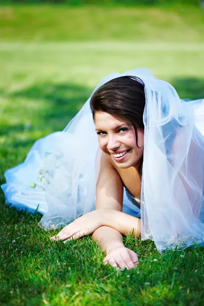 Fanny mariée sur l'herbe — Photo