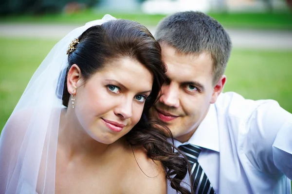 Portrait of happy bride and groom — Stock Photo, Image