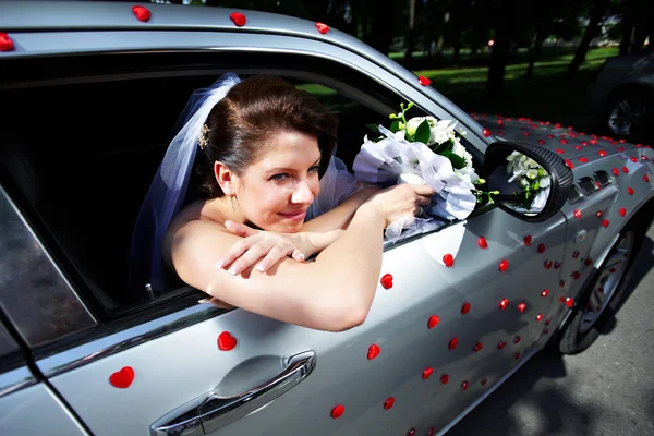 Vackra brud i en bröllop limousine — Stockfoto