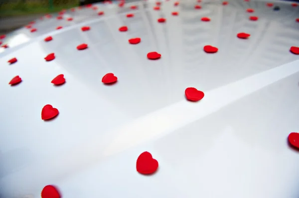 Cuori rossi sul cofano della limousine — Foto Stock