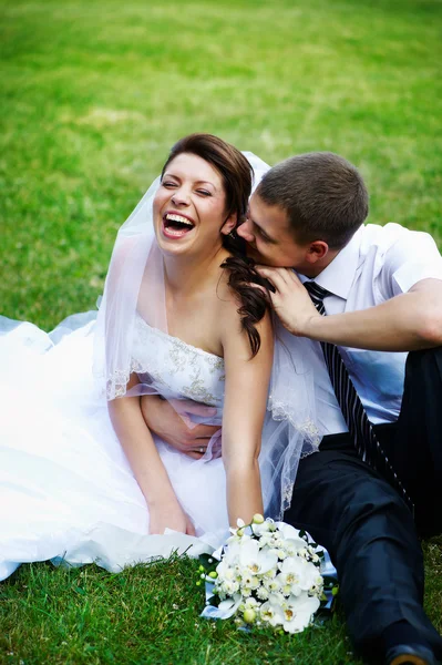 Joyful bride and groom — Stock Photo, Image