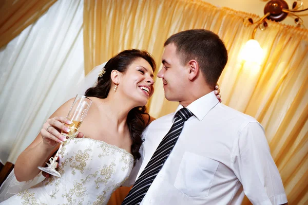 Счастливый взгляд невесты и жениха взгляд — стоковое фото