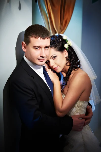 Brilhante noiva e noivo — Fotografia de Stock