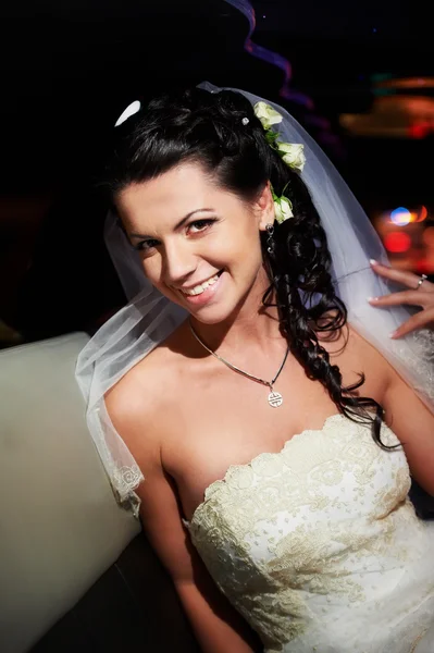 Noiva de beleza na limusine do casamento — Fotografia de Stock