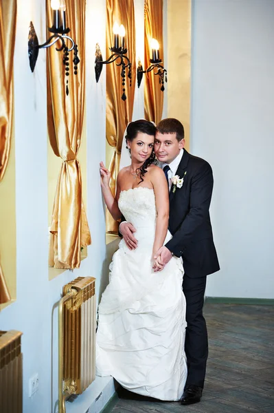 Elegant bride and groom in luxury interior — Stock Photo, Image