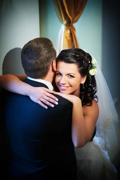 Feliz novia y novio en el día de la boda — Foto de Stock