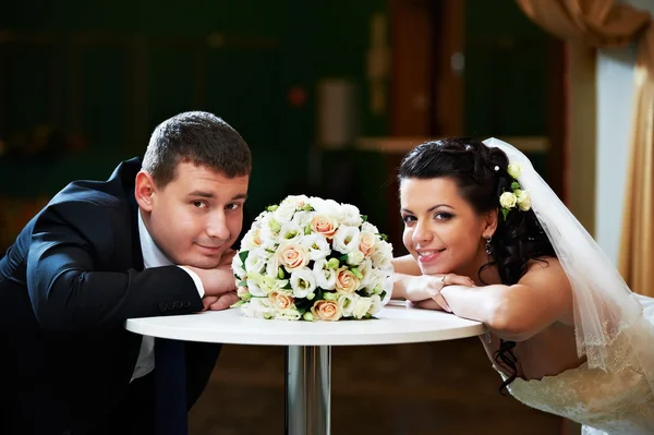 Brilhante noiva e noivo em seu dia do casamento — Fotografia de Stock