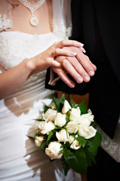 Mãos com anéis de ouro do casamento — Fotografia de Stock