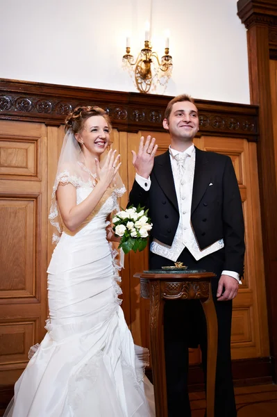 Mariée joyeuse et marié lors de la cérémonie d'enregistrement du mariage — Photo