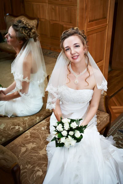 Sposa elegante in palazzo nuziale — Foto Stock