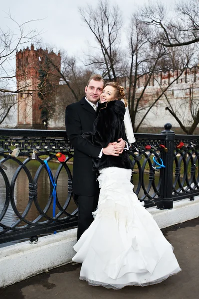 Mariée heureuse et marié sur le pont près du château — Photo