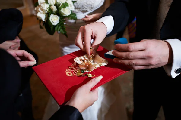 Noivo e alianças de casamento antes de uma cerimônia de casamento — Fotografia de Stock