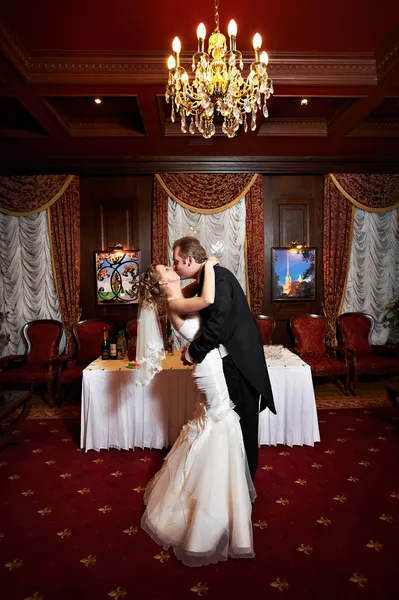 Passionate kiss the bride and groom — Stock Photo, Image
