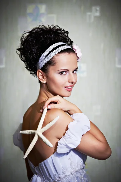 Beautiful bride with starfish — Stock Photo, Image