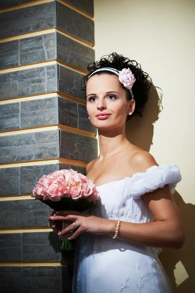 Счастливая невеста с букетом цветов — стоковое фото