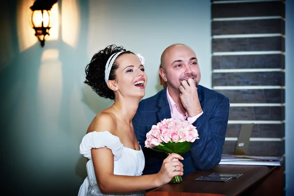 Glückliche Braut und Bräutigam in starrer Ehe — Stockfoto